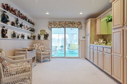 47 Ronald Dr, East Hanover NJ  07936-1420 exterior