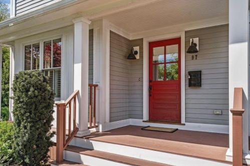 97 Auburn St, Newton, MA 02466-2524