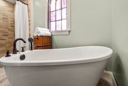 4 Kensington Rd, Worcester MA 01602-1814 exterior