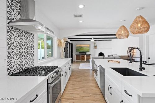 2524 Beryl Ave, Phoenix AZ  85028-3715 exterior