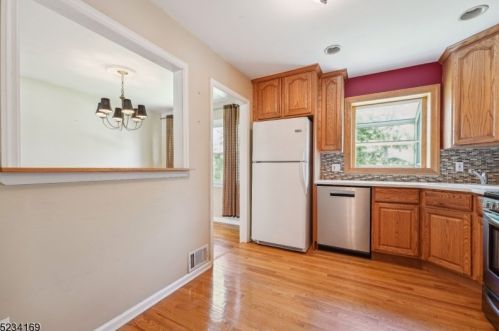 24 Dixon Pl, East Hanover NJ 07936-3049 exterior