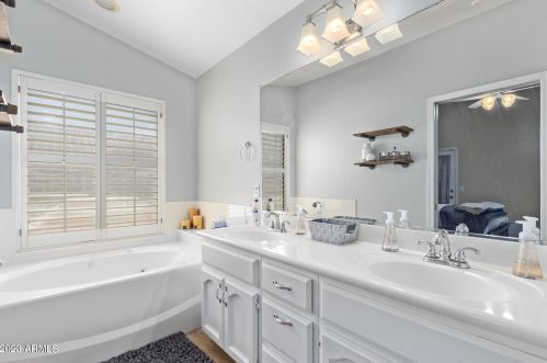 2029 Angela Dr, Phoenix AZ 85032-2351 exterior