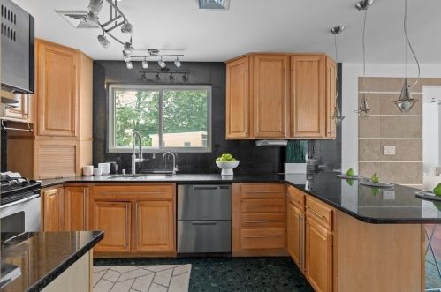 411 Parker St, Newton MA 02459-2545 exterior