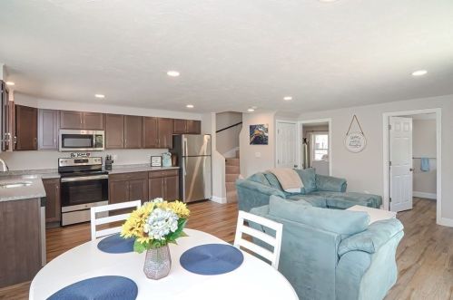 706 Spencer St, Fall River MA  02721-4539 exterior