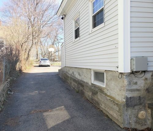 77 Arnold St, Methuen, MA 01844-3601