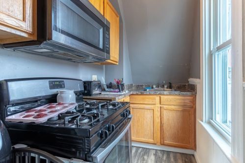 285 Earle St, New Bedford MA 02746-1814 exterior