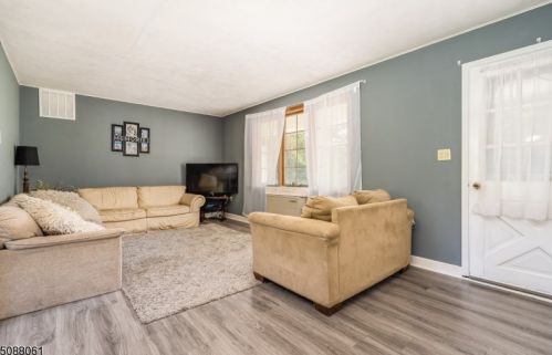 9 Center St, Milford, NJ 08848-1923