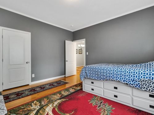 6 Rowe St, Newton MA 02466-1596 exterior