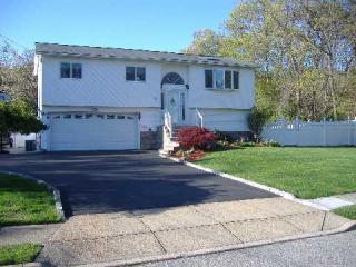 59 38 St, Islip Manor NY  11751-1102 exterior