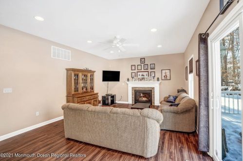 438 Freehold Rd, Jackson Twp NJ 08527-4631 exterior