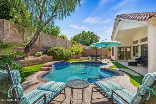 1834 Amberwood Dr, Phoenix, AZ 85045-1763