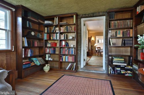 7112 Lincoln Dr, Philadelphia, PA 19119-2434