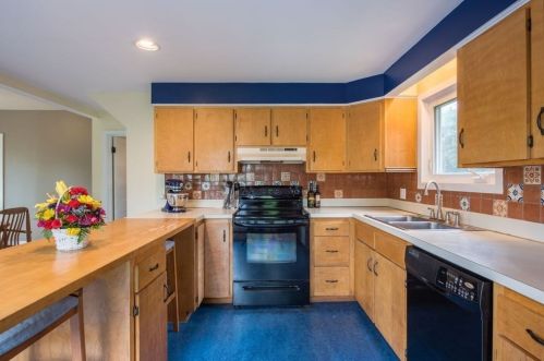 185 Pelham Rd, Amherst MA 01002-9777 exterior