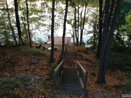 125 Upper Lakeview Ave, Skyline Lakes NJ  07456-2831 exterior