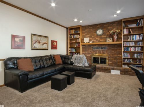 1587 Edgecliff Dr, Sandy UT 84092-4309 exterior