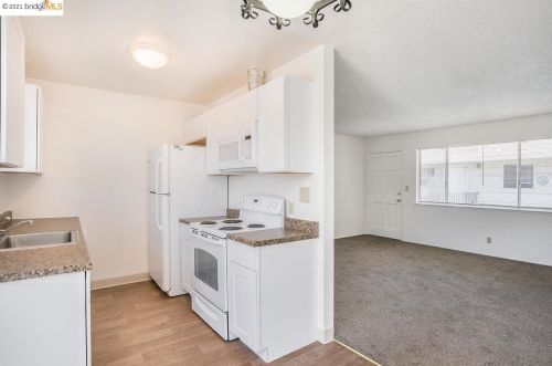 300 Warren Ave, San Leandro CA 94577-5063 exterior