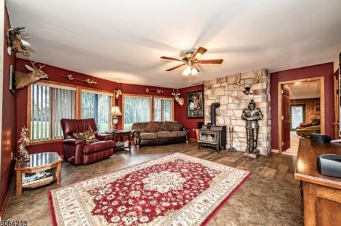 2 Pinewood Rd, Milford, NJ 08848-2235