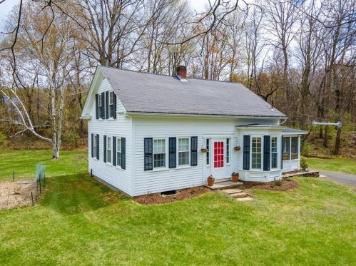 34 Baker St, Amherst, MA 01002-2502