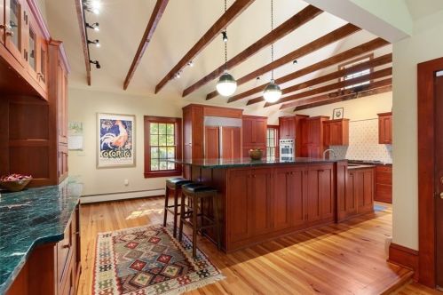 10 Summer St, Hingham MA 02043-2219 exterior