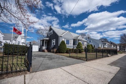 29 Carlton St, Peabody, MA 01960-5215