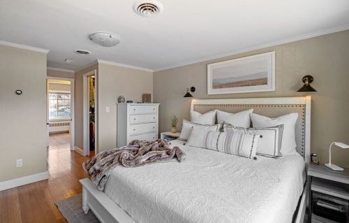 940 Randolph Ave, Milton MA 02186-4030 exterior