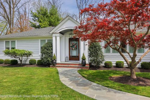 15 Rivers Edge Dr, Little Silver, NJ 07739-1706