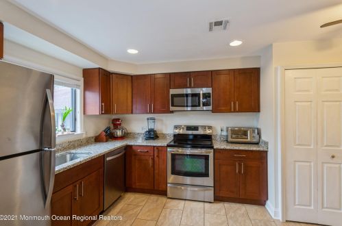 6 Tower Hl Dr, Tinton Falls NJ 07701-2473 exterior