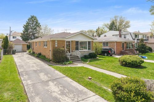 8307 Park Ave, Niles, IL 60714-1526