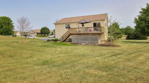 4012 Crabapple Ln, Bull Valley, IL 60097-8168