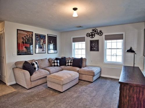 341 Courtney St, Fall River MA 02720-6726 exterior