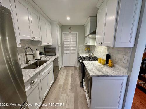 31 Ann Ct, Tinton Falls NJ  07724-3000 exterior