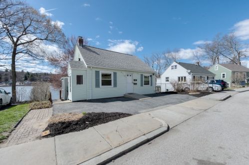 31 Indian Lake Pkwy, Worcester, MA 01605-1215