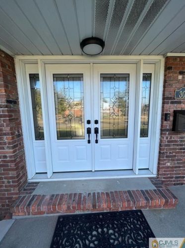 301 Carteret Ave, Carteret, NJ 07008-2151