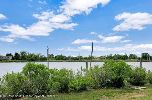 56 Rivers Edge Dr, Little Silver NJ 07739-1706 exterior