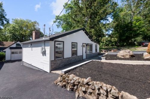 11 Voorhis Pl, Skyline Lakes NJ  07456-2219 exterior