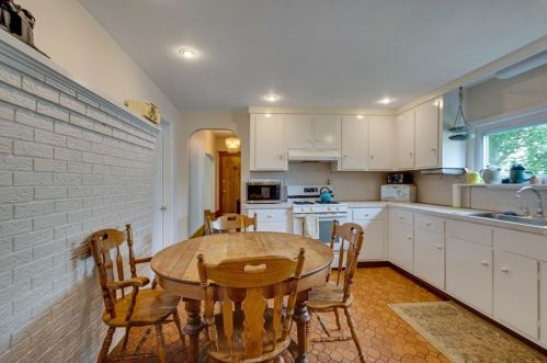 3 Beacon St, Quincy MA 02169-7117 exterior