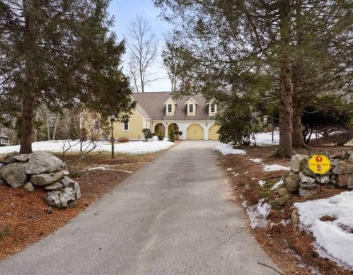 4 High St, Southborough MA 01772-1423 exterior