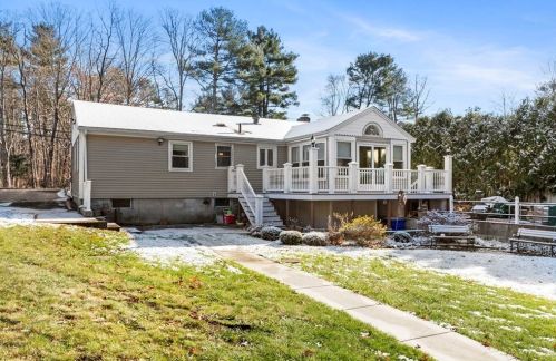 1069 Burt St, Taunton MA 02780-5166 exterior