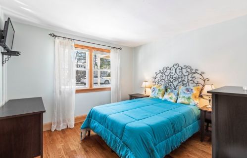 1069 Burt St, Taunton MA 02780-5166 exterior