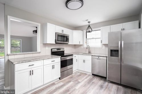 4 Willowwood Ct, Columbus NJ  08022-1025 exterior