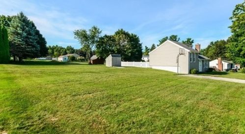 8 Dodge Rd, Sutton, MA 01590-3839