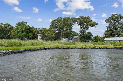 1525 Bay Dr, Shady Side MD exterior