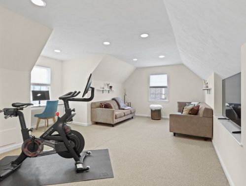 64 Fair Oaks Park, Needham MA 02492-3104 exterior