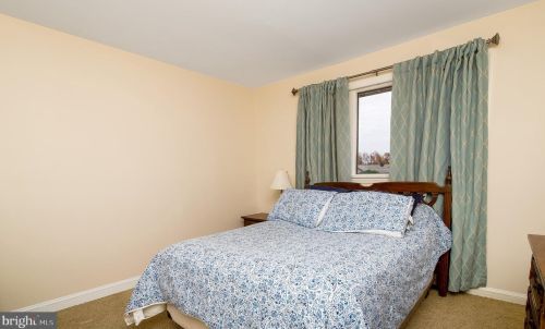 422 Meadowcroft Rd, West Deptford NJ 08096-4007 exterior