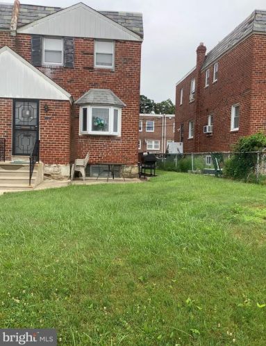 6637 5th St, Philadelphia, PA 19126-3004