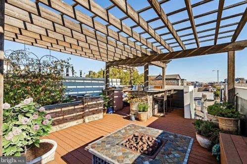 985 6th St, Philadelphia PA  19123-1405 exterior