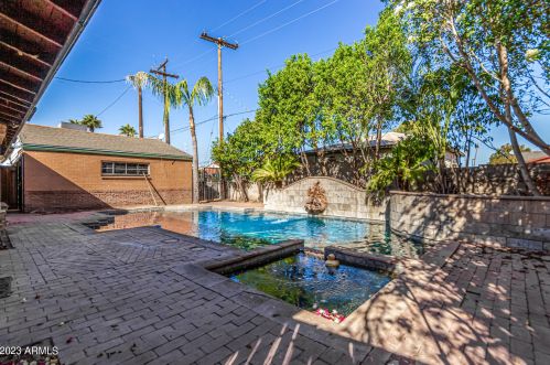 1332 Edgemont Ave, Phoenix AZ 85035-2212 exterior