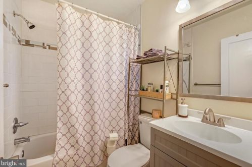 703 Washington Ave, West Deptford NJ 08096-1035 exterior