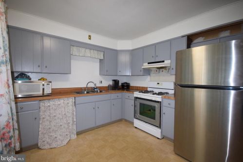 41 Crescent Ave, West Deptford, NJ 08096-1217