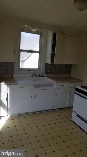 545 Salem Ave, West Deptford NJ 08096-3203 exterior